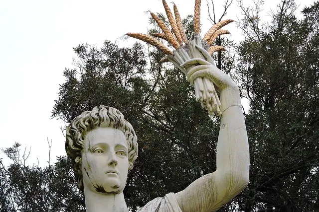 La Statua dell’Abbondanza con il fascio di spighe
