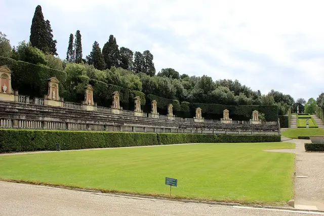 Le gradinate dell’Anfiteatro con le statue, sopra il prato