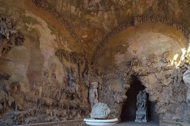 L’interno della Grotta del Buontalenti, con pareti a finta roccia e affreschi