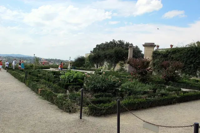 Il Giardino del Cavaliere con le aiuole e il Casino