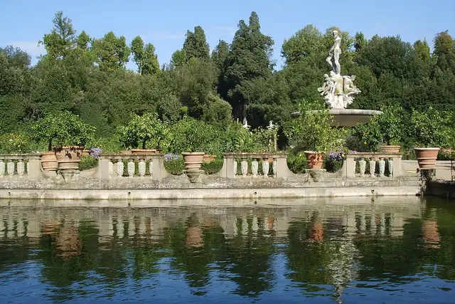 La Vasca dell’Isola con la fontana al centro