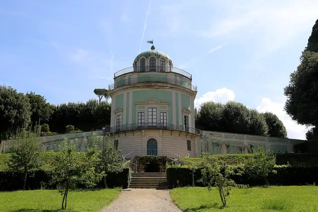 Il Kaffeehaus con la cupoletta, sopra i prati terrazzati