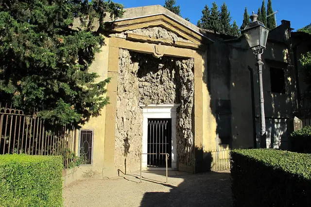 L’ingresso della Grotta di Madama, con la facciata a finta roccia