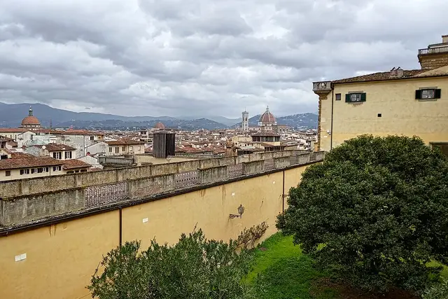 La Palazzina della Meridiana con la città sullo sfondo