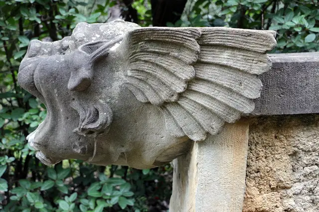 Un mascherone alato della Fontana dei Mostaccini