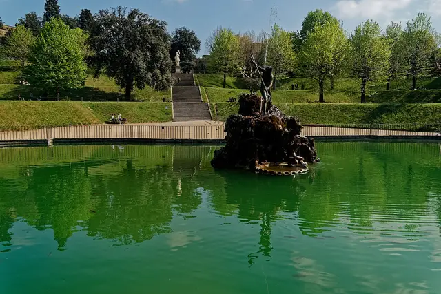 La Vasca del Nettuno con la statua sullo scoglio