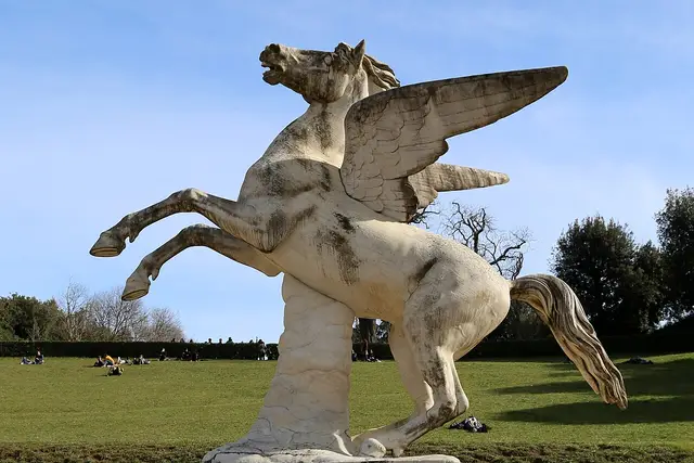 La statua del Pegaso rampante sul prato