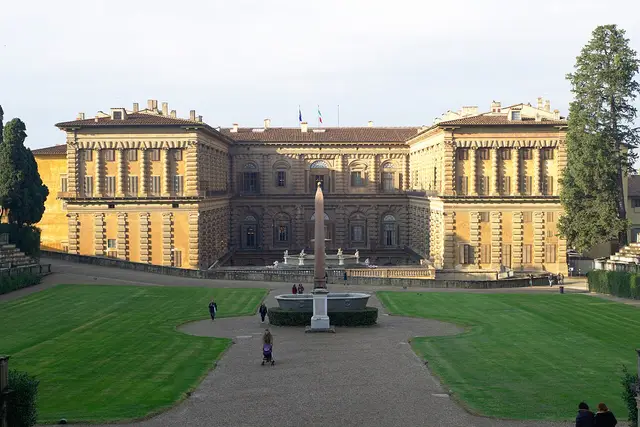 La facciata di Palazzo Pitti verso il giardino, con l’obelisco dell’Anfiteatro